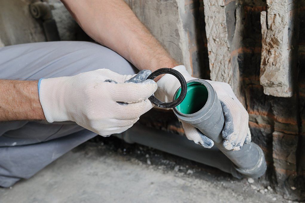 plumber_hands_fixing_pipe-2880w